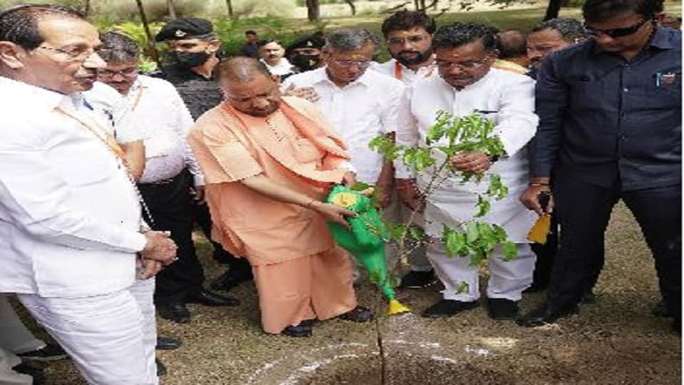 CM Yogi Adityanath visited samadhi site of Krishna Bhakt Raskhan and Taj Bibi located at Ramnareti on banks of Yamuna Mathura
