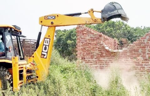 In Basahi Colony, Forest Department demolished pucca houses from JCB