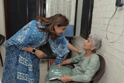 प्रशासक के सलाहकार की पत्नी अनीता धर्मपाल सेक्टर-15 के वृद्धाश्रम में एक बुजुर्ग महिला से बातचीत ?