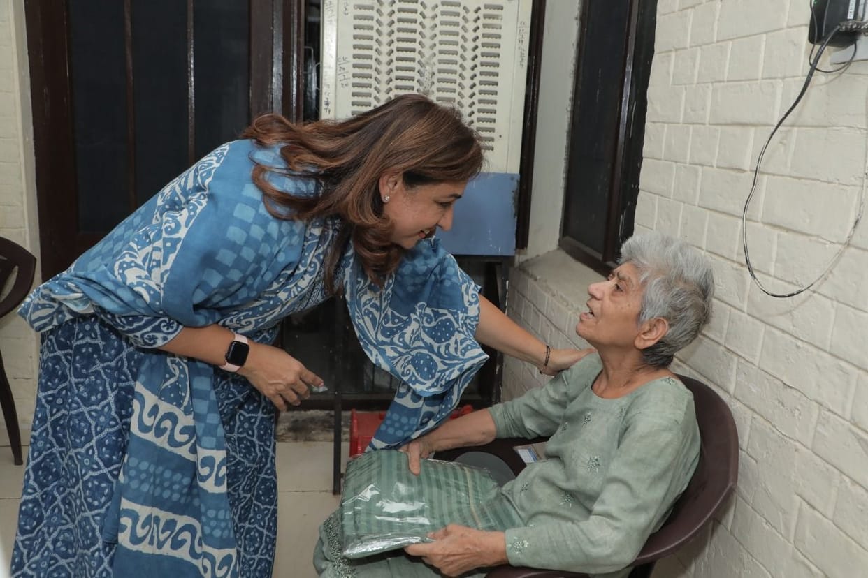 Advisor Dharampal's wife gave gifts to children and elders