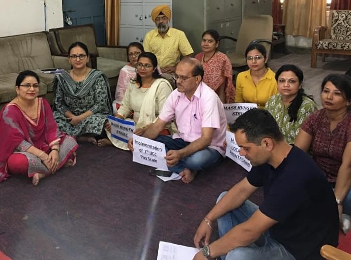 teachers organised gate meeting and  demanded to govt.  seventh pay commission benefit