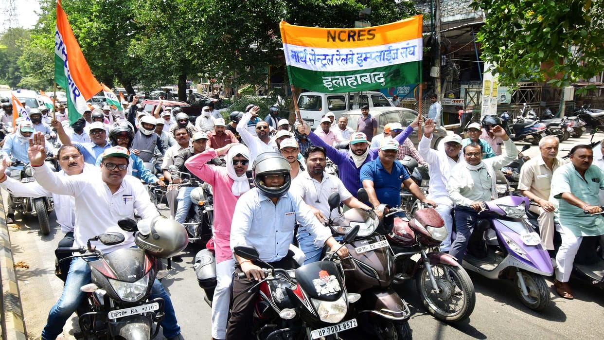 Railway News: Railway workers furious over the order to surrender the posts, took out a procession and demonstrated