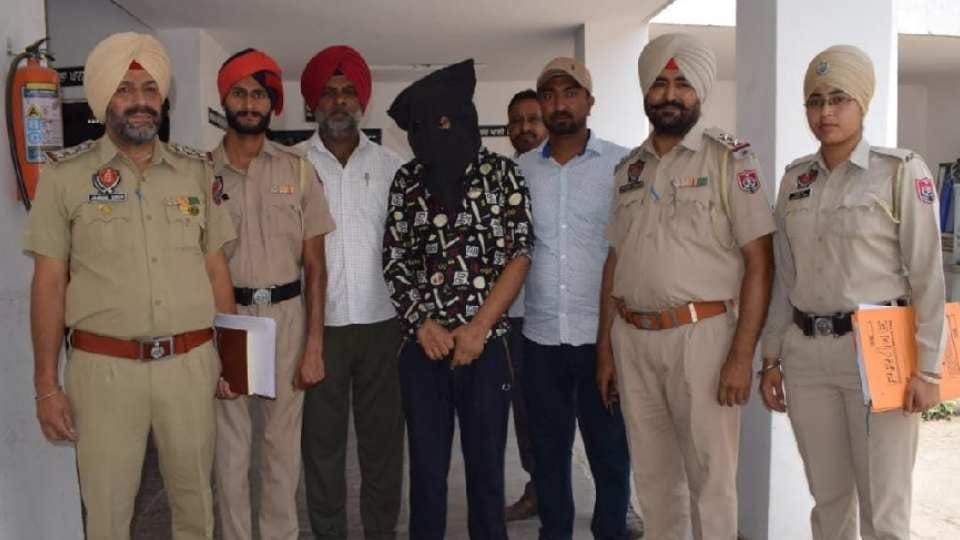Police arrested drug smuggler who climed car on ASI in Kapurthala