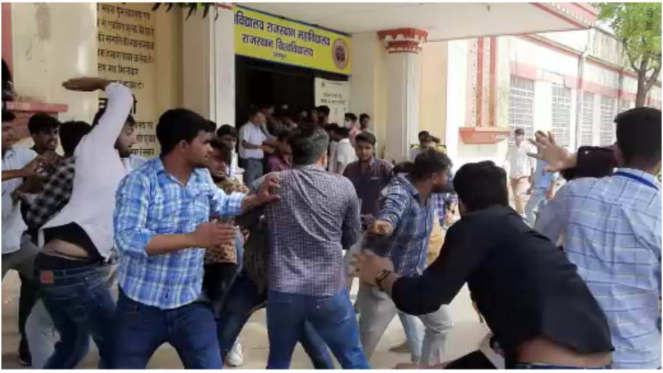 Two groups of students clashed in Rajasthan College, beaten up with kicks and punches