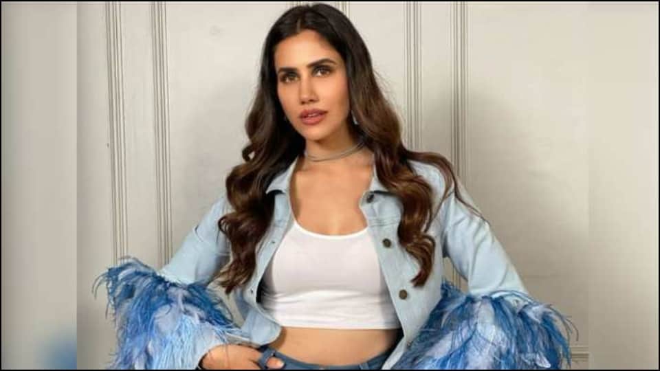 Sonnalli Seygall Pyaar Ka Punchnama Fame Actress gets brutally trolled for doing hot yoga with instructor