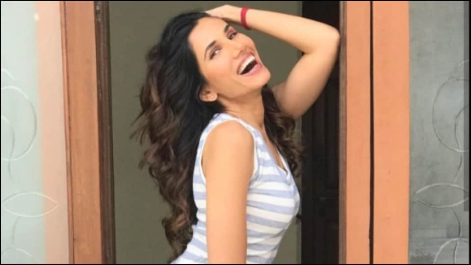 Pyar ka punchnama actress Sonnalli Seygall shared that she is tests covid19 positive
