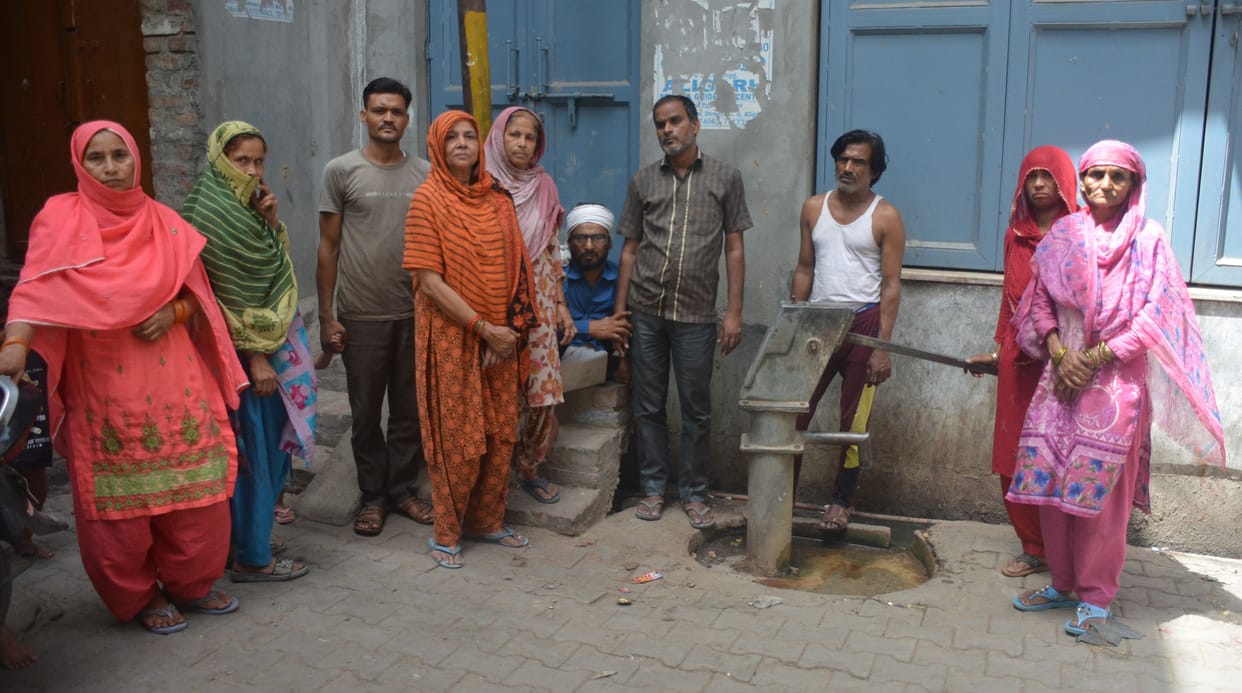 Water crisis in four hundred houses of Chhota Chowk