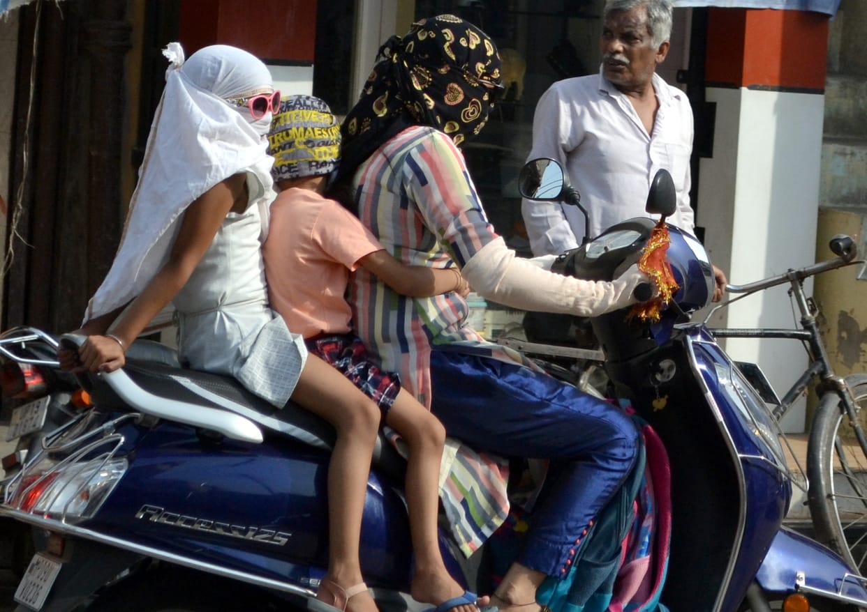 The temperature rose to 43 degrees, people trembled in the heat