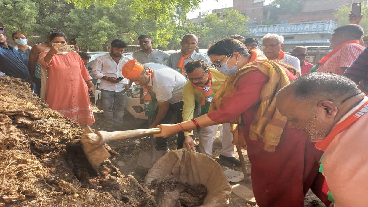 Union Minister Smriti Irani picked up the shovel and cleaning in varanasi
