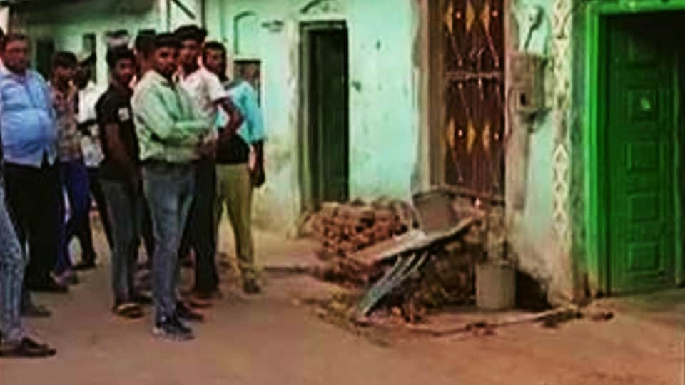 Father set fire the room after locked son family in agra