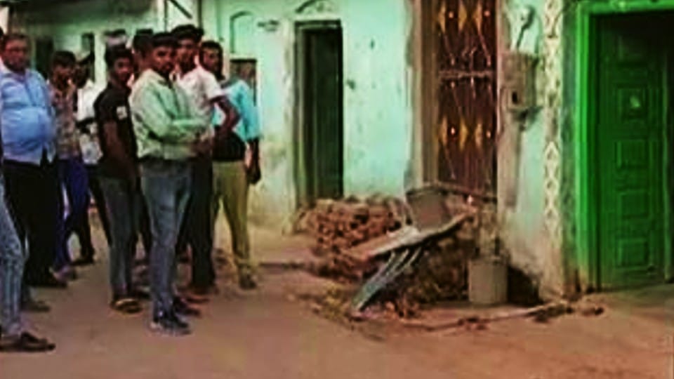 Father set fire the room after locked son family in agra