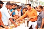 जेष्ठ मास के चौथे मंगलवार को आदर्श दिव्यांग कल्याण सतिति की ओर से आयोजित मंडारा में प्रसाद खाते  ?