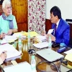 जम्मू में बैठक के दौरान उपराज्यपाल मनोज सिन्हा
