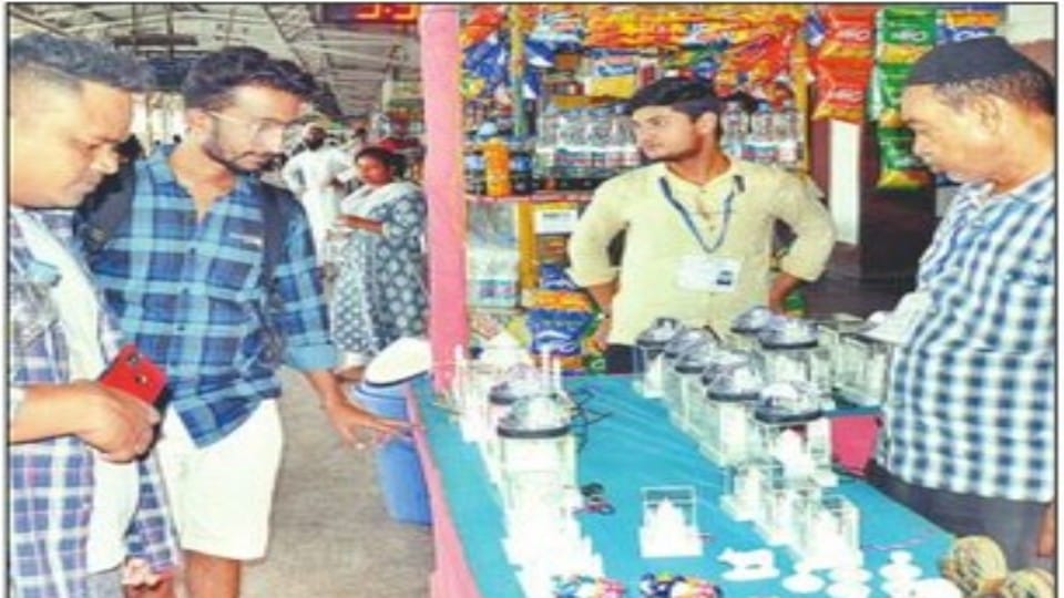 Rail passengers will be buy handicrafts from Agra Cantt and Laddu Gopal from Mathura station