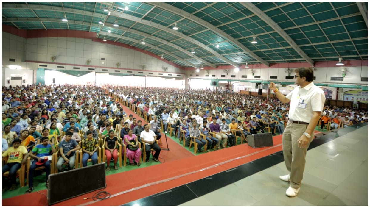 Students and parents reaching kota for IIT JEE Engineering Medical entrance exam preparation commerce