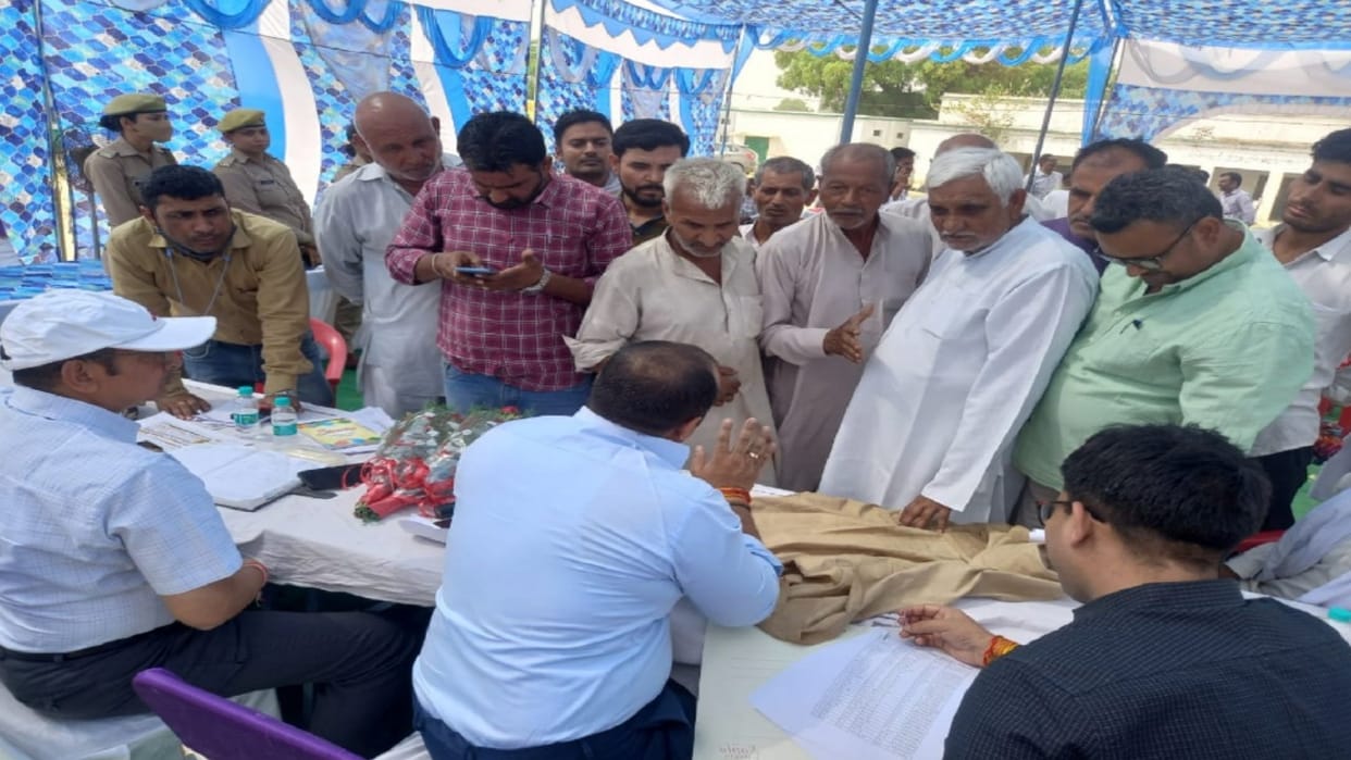 UP: secret of corruption has been revealed before DM, farmers have blamed lady worker