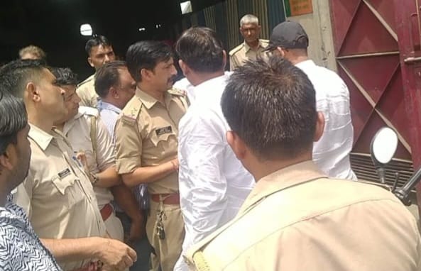 Opposition to the authority team that arrived to seal the factory