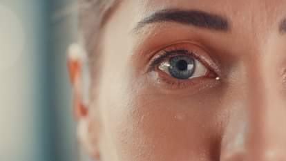 आंखो में कीचड़