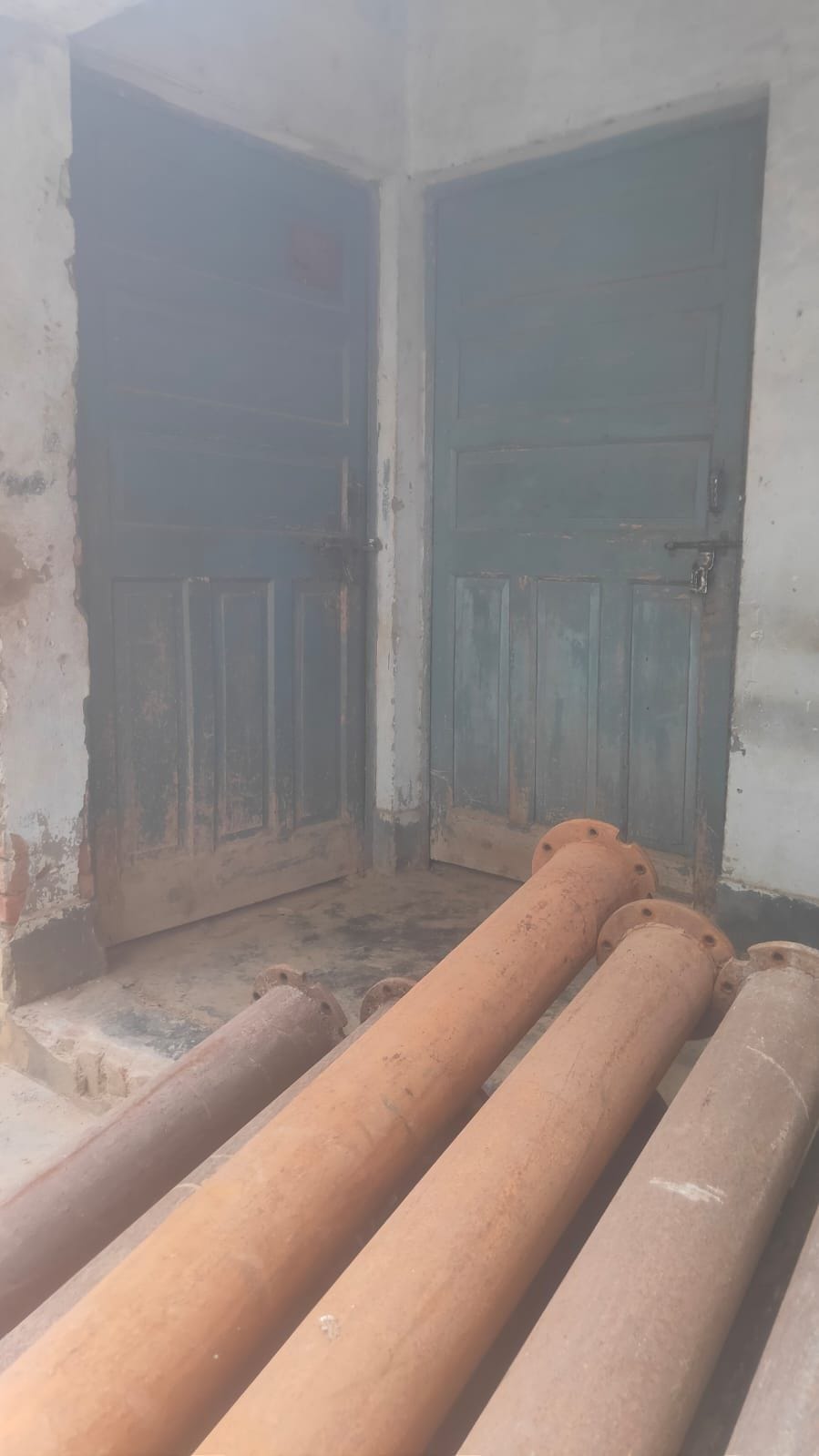 Drinking water crisis: People angry with the working style of the officers created a ruckus