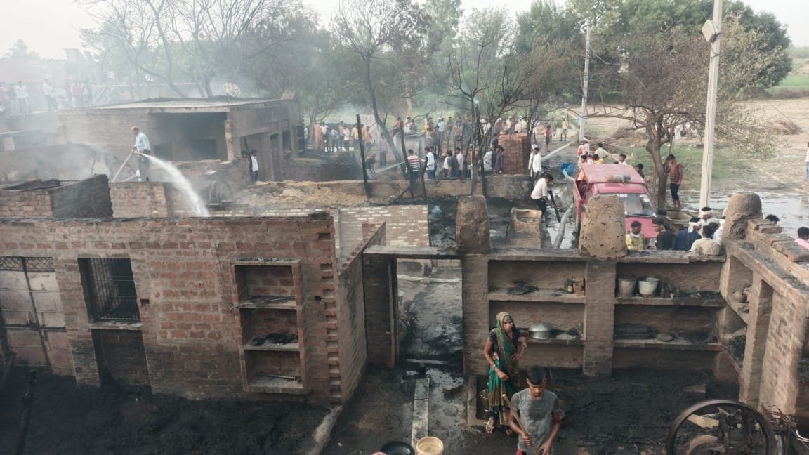 15 houses caught fire due to short circuit, household burnt to ashes