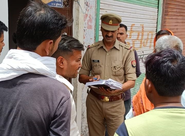 hardoi news,Theft of lakhs by breaking the locks of the closed houses of brothers