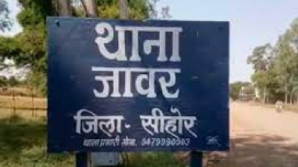 Sehore: Looted in film style on Indore-Bhopal highway, SUV stuck in front of family car of Gujarat and waving knives