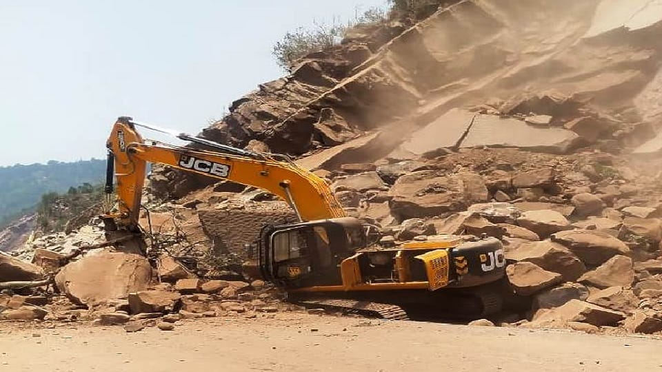 Jammu Kashmir Highway Updates: National Highway remained closed for three hours due to stone falling in Samroli area