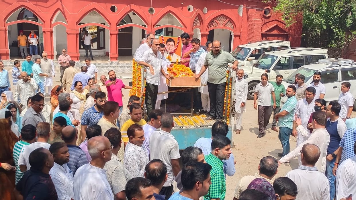 Jammu BJP former MLA Rajesh Gupta died many party leaders and supporters attended funeral