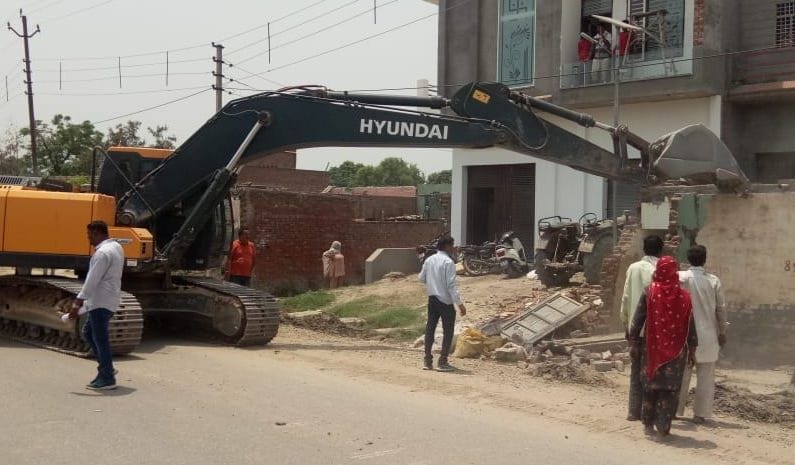 Demolition of the construction that came in the JD of the highway