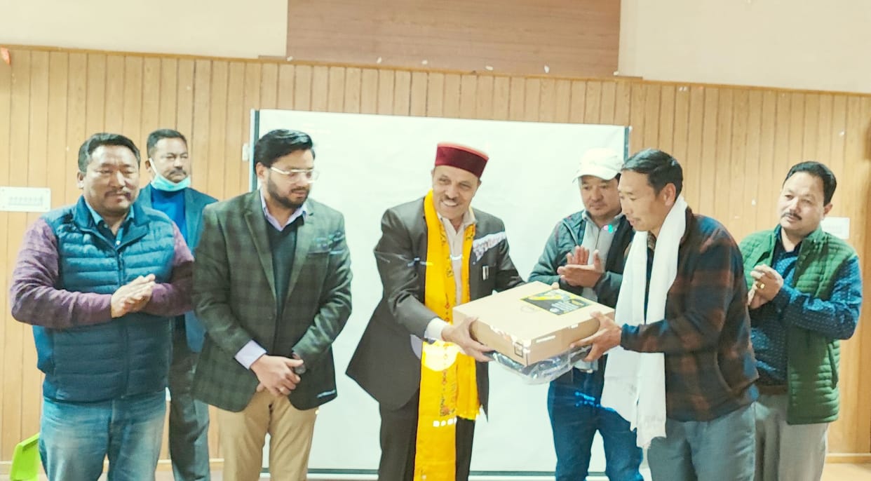 15 student awarded with leptop in kaza