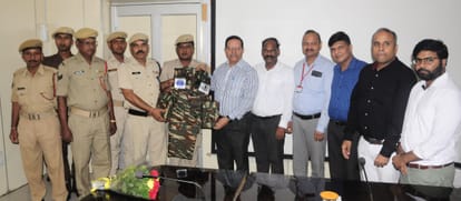 असम पुलिस को जैकेट सौंपते ओईएफ के अपर महाप्रबंधक वीके चौधरी और अन्य अधिकारी