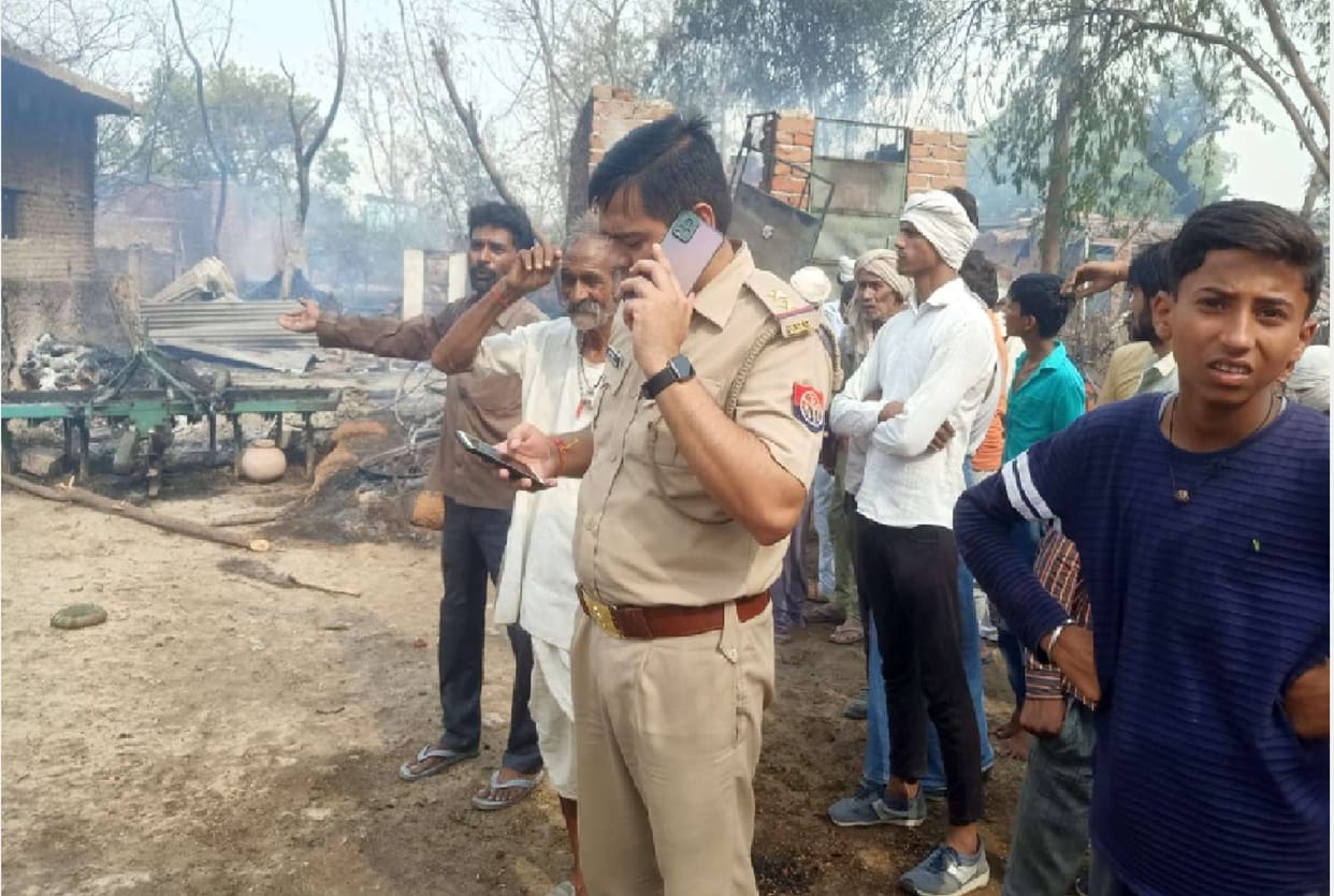 Fire in eight houses in Mahoba, loss of lakhs, dowry items also burnt to ashes