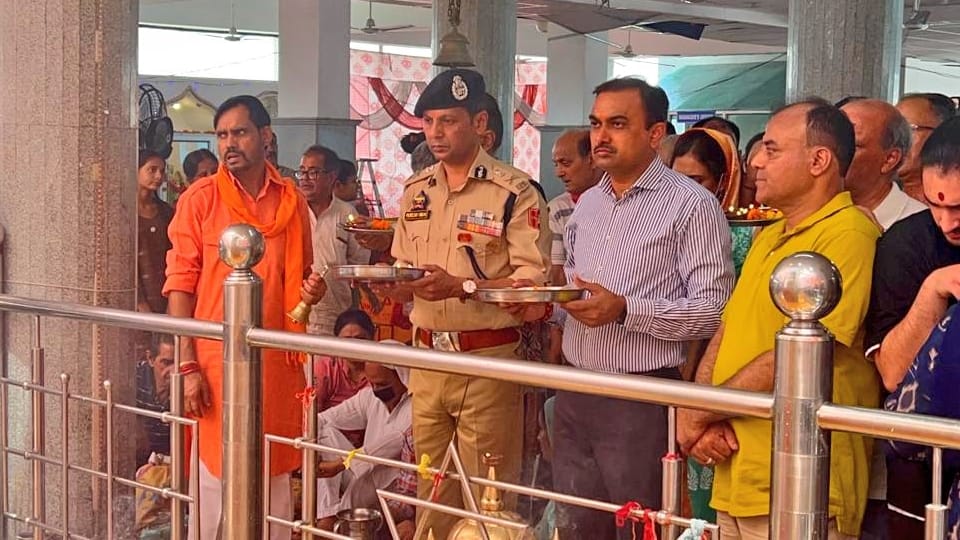 Kheer Bhawani Mela at Ganderbal Kheer Bhawani mandir Kashmiri Pandits arrived bowed their heads and prayed