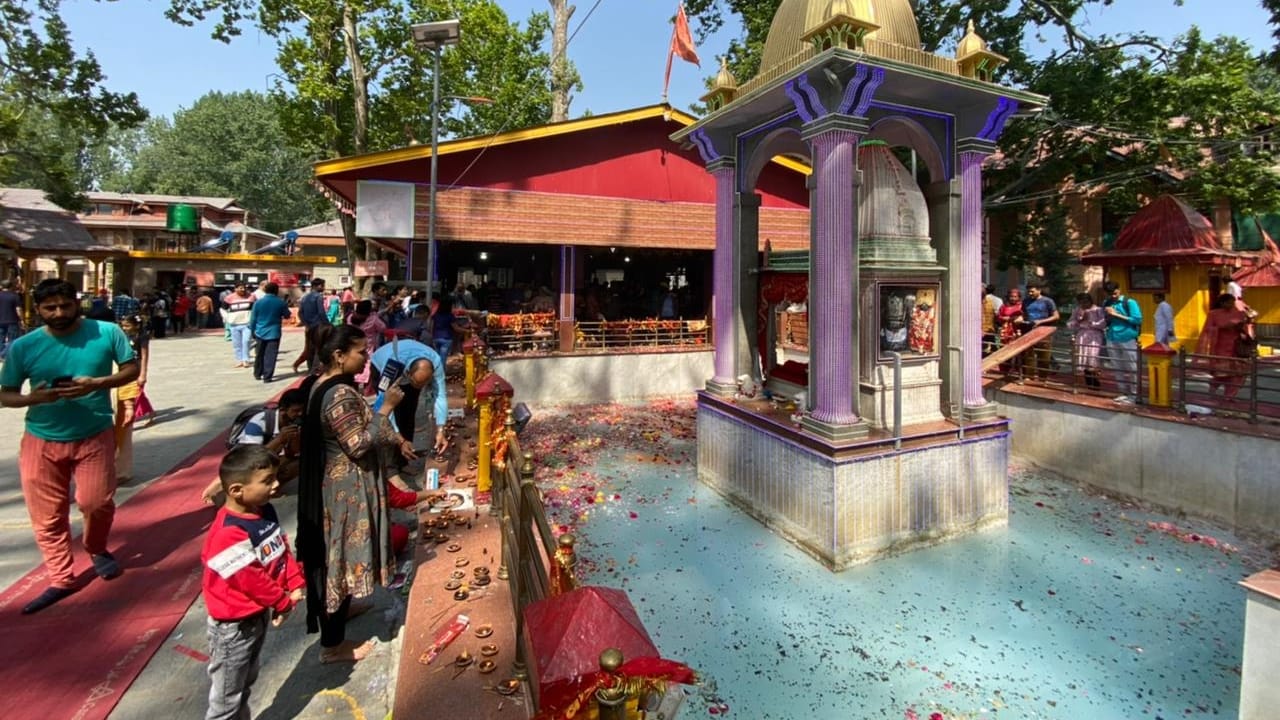Kheer Bhawani Mela at Ganderbal Kheer Bhawani mandir Kashmiri Pandits arrived bowed their heads and prayed