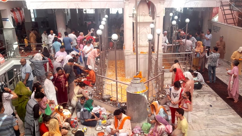 Kheer Bhawani Mela at Ganderbal Kheer Bhawani mandir Kashmiri Pandits arrived bowed their heads and prayed