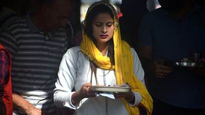 लोकसभा चुनाव: विस्थापन का दंश झेल रहे कश्मीरी पंडितों के लिए खुले नौकरी के द्वार, पर अभी नहीं हो सकी वापसी Lok Sabha Elections: Doors of jobs open for Kashmiri Pandits facing displacement but not able to return yet