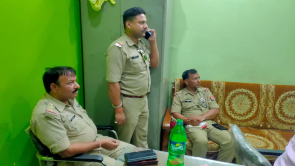 Agra 33 kg of silver was robbed in broad daylight from a silver artisan in Etmaddaula area