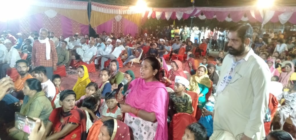 aap organised dham par charcha programme in manpur devdapeople discuss  waterhealth and  electricity problem with leaders