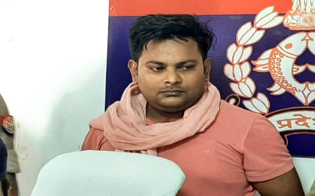 Axis bank manager opened friend account and do transactions worth 52 crores  this fraud revealed by notice