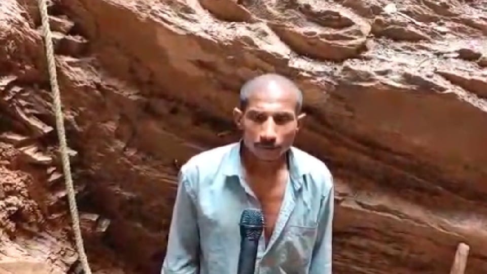 Mountain Man of MP: Wife used to get upset to bring water, stubborn husband ripped off the chest of mountains in three years.