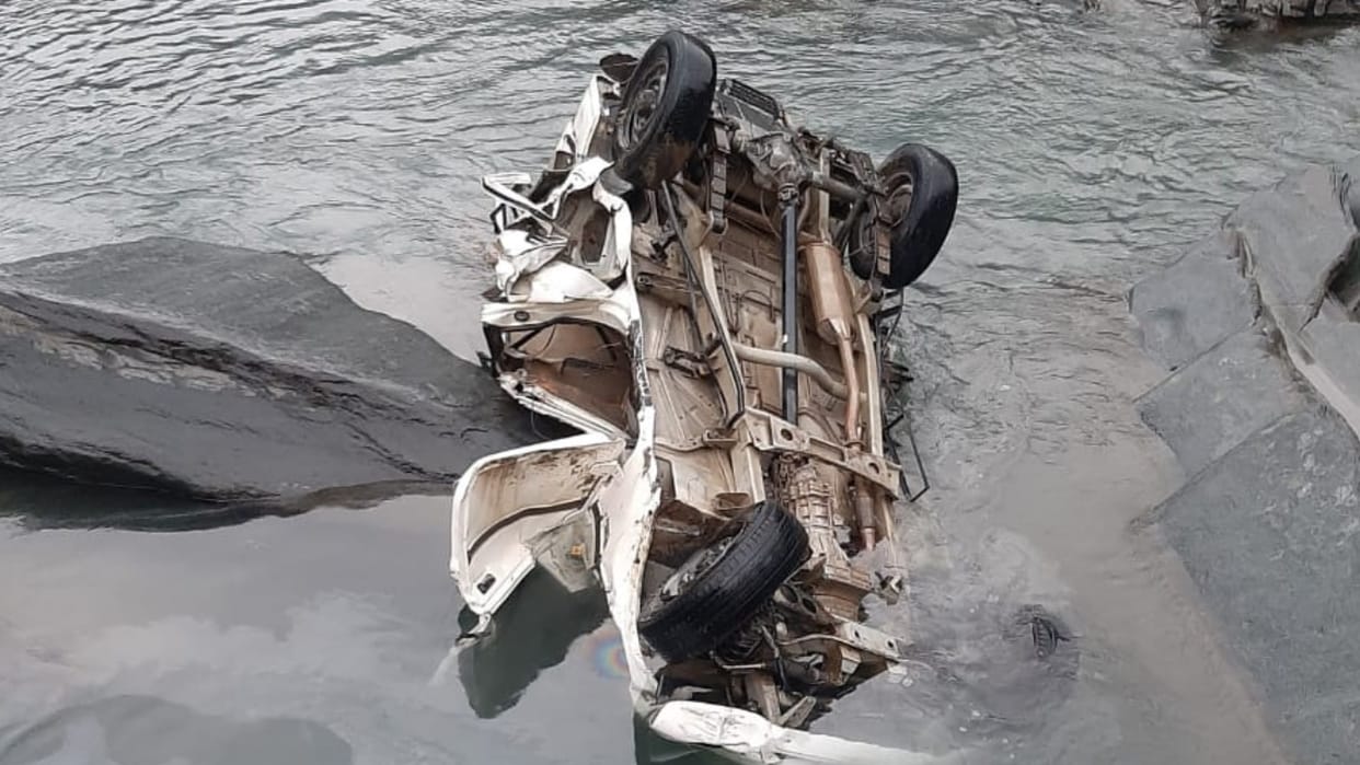 himachal news: Two killed in accident two injured car fall in ravi river chamba