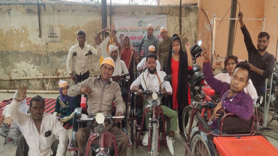 Divyang stopped DM car in collectorate and created ruckus in agra