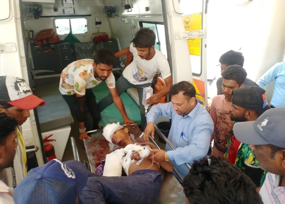 Tempo driver hit the bike, two youths serious