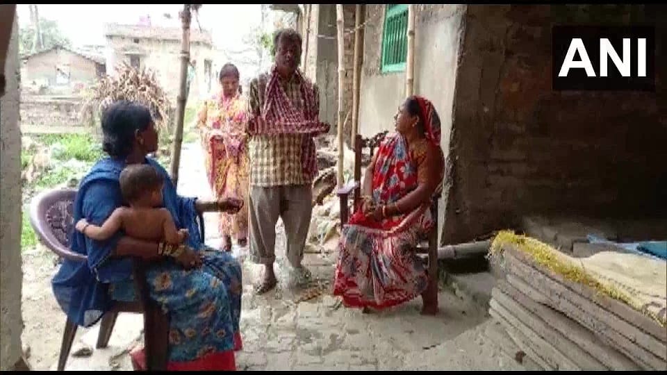 Samastipur: Parents of a youth beg to collect money to get the mortal remains of their son released from Sadar Hospital
