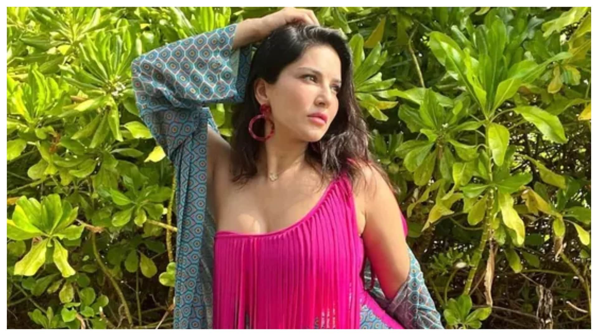 After Deepika Padukone Pathaan Song Besharam Rang Sunny Leone in Saffron Bold Dress Video Viral on Instagram