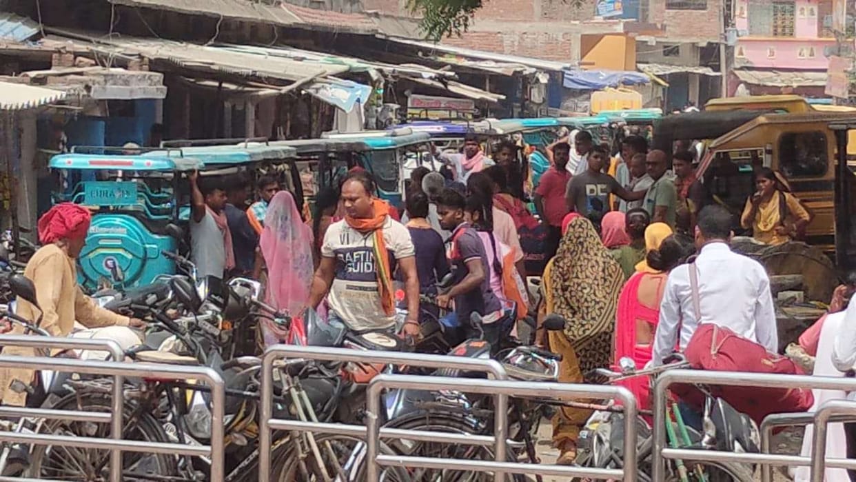 Stand outside Suremanpur railway station, it is difficult for passengers to leave