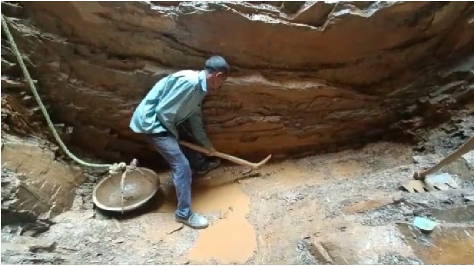 Mountain Man of MP: Wife used to get upset to bring water, stubborn husband ripped off the chest of mountains in three years.