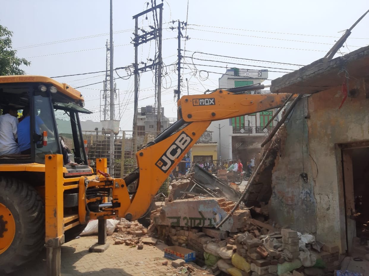 Administration's bulldozer ran at the mill crossroads