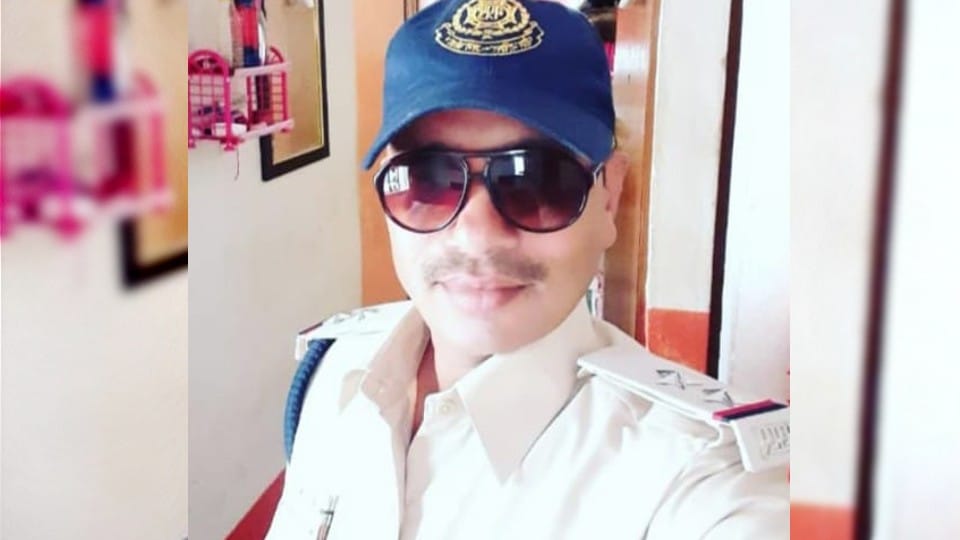 शाजापुर में रेडियो शाखा में पदस्थ सब इन्स्पेक्टर नरेंद्र चौहान ने फांसी लगाकार आत्महत्या कर ली है।