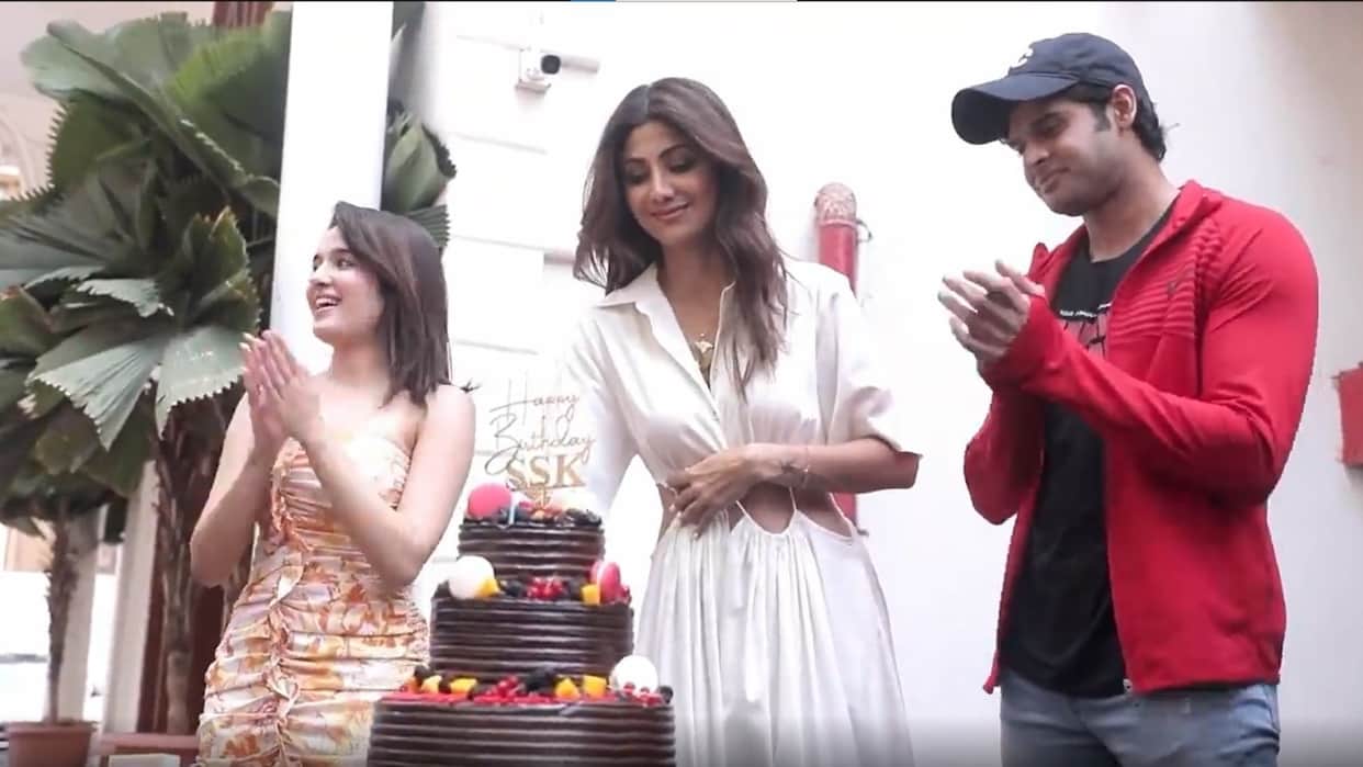 shilpa shetty turns 47 cut cake in hot look wearing black bodycon dress